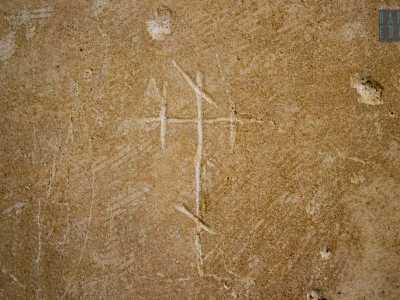 Seguono segni di mani, nomi, croci di varia origine e significato...
